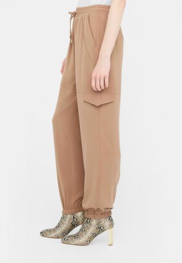 Брюки с накладными карманами