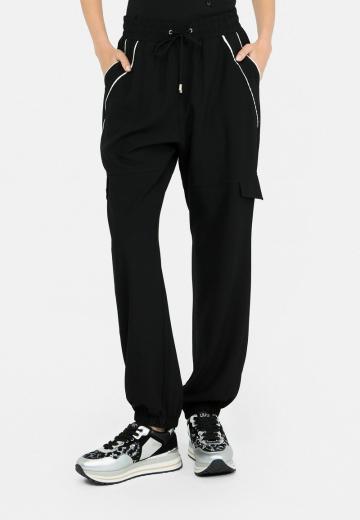 Брюки с накладными карманами