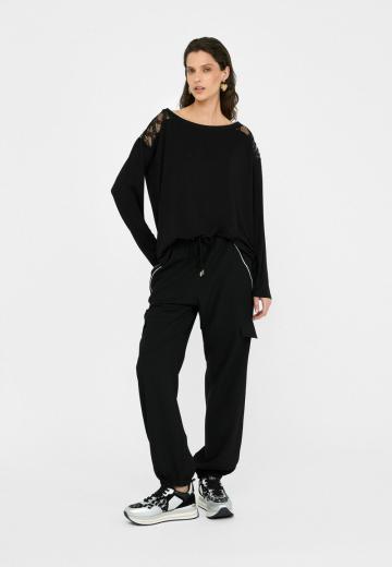 Брюки с накладными карманами