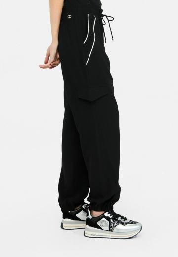 Брюки с накладными карманами