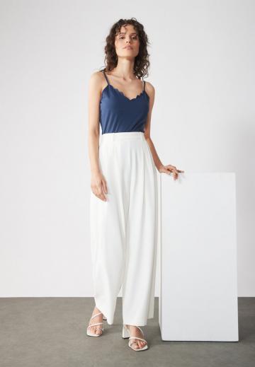 Топ на бретельках