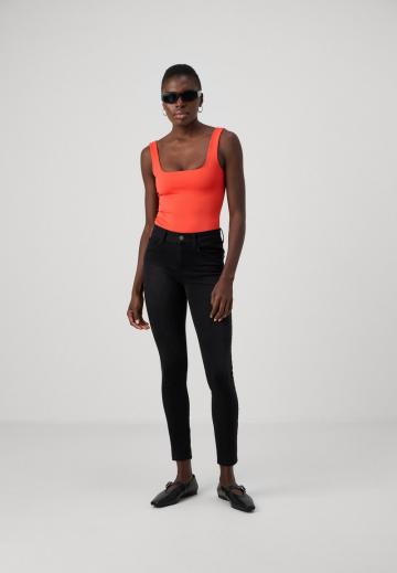 Узкие джинсы