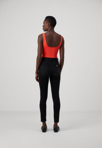 Узкие джинсы