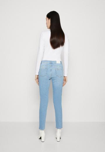 Узкие джинсы