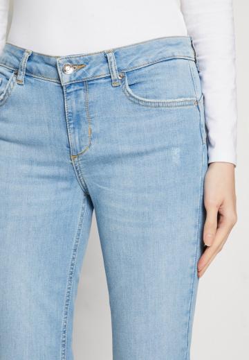 Узкие джинсы