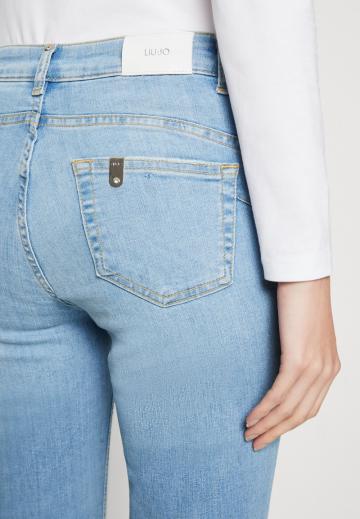 Узкие джинсы