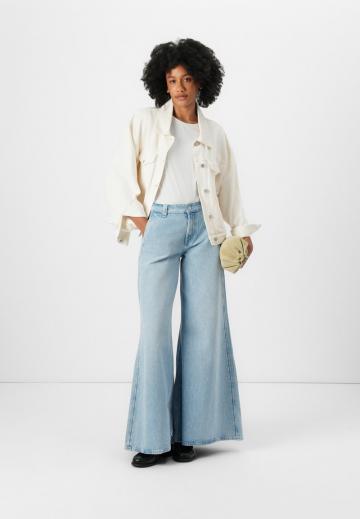 Клешеные джинсы