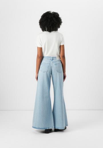 Клешеные джинсы