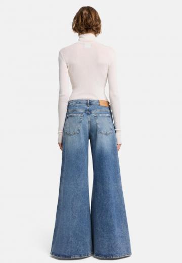 Клешеные джинсы