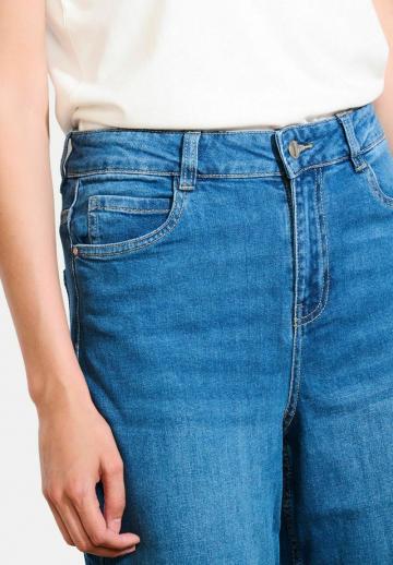 Короткие джинсы