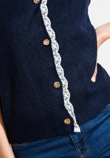 Вязаный жилет