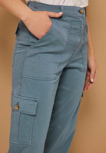 Брюки с накладными карманами