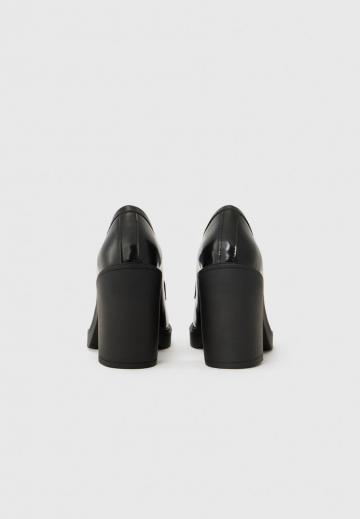 Туфли с высоким носом