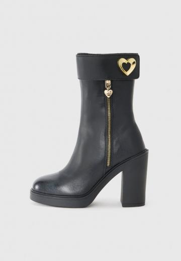 Высокие сапоги