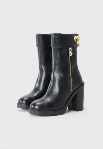 Высокие сапоги