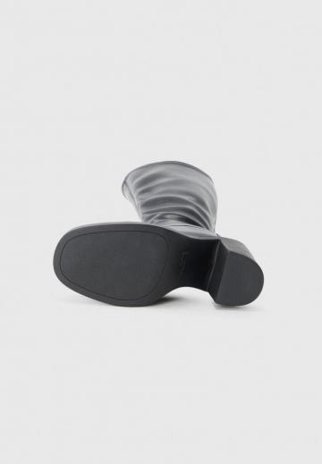 Высокие сапоги