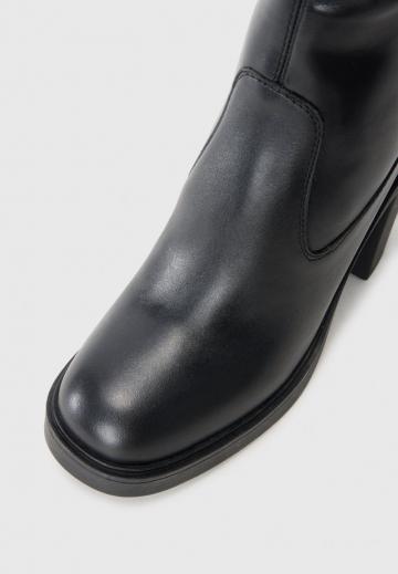 Высокие сапоги