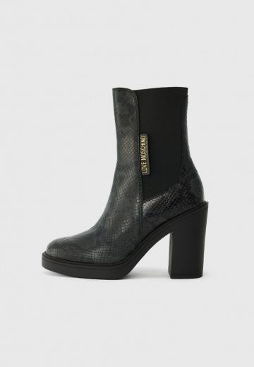 Высокие сапоги