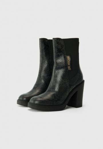 Высокие сапоги