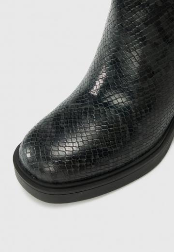 Высокие сапоги