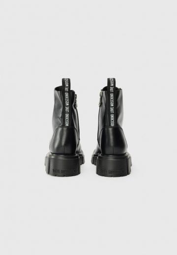 Сапожки на танкетке