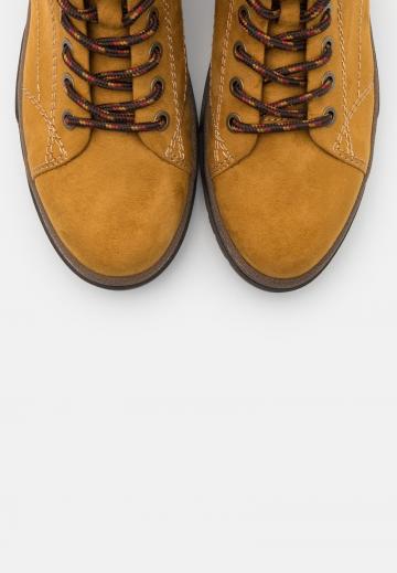 Ботинки на шнуровке