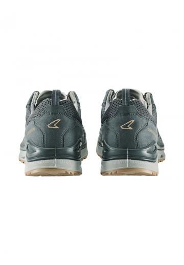 Походные кроссовки