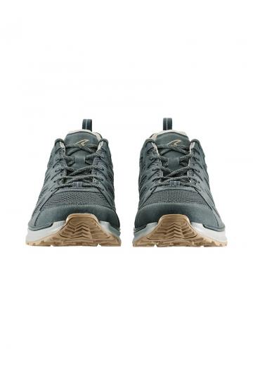 Походные кроссовки