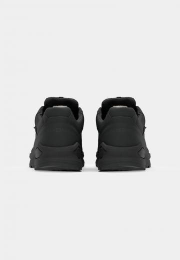 Походные кроссовки