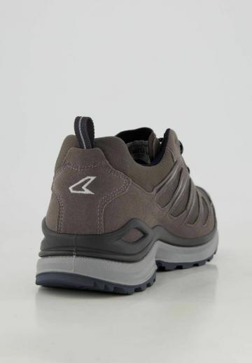 Походные кроссовки