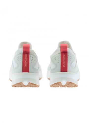 Походные кроссовки