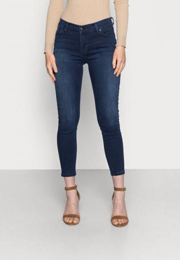 Короткие джинсы