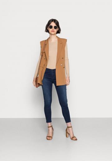 Короткие джинсы