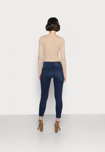 Короткие джинсы