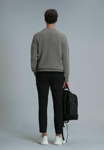 Брюки с накладными карманами