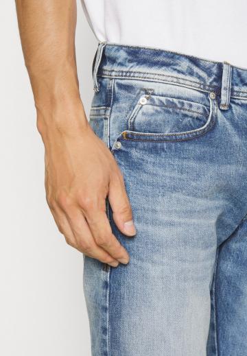 Прямые джинсы