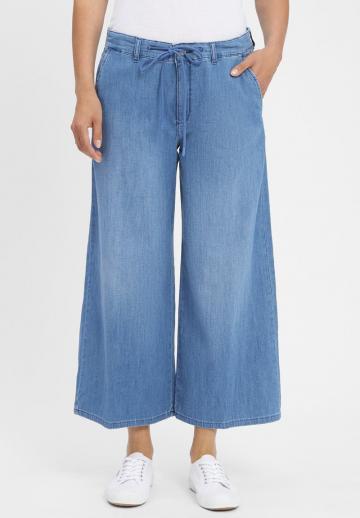 Короткие джинсы