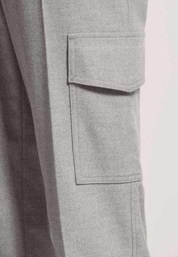 Брюки с накладными карманами