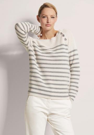 Пуловер в полоску
