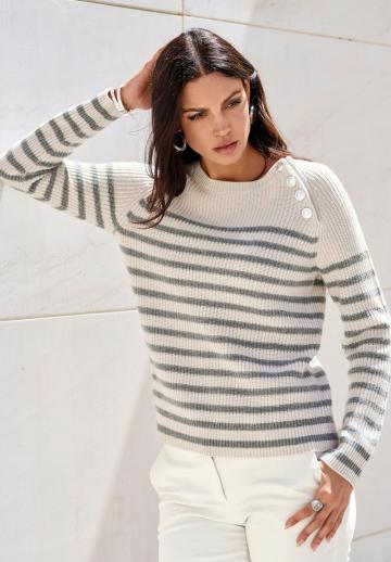 Пуловер в полоску