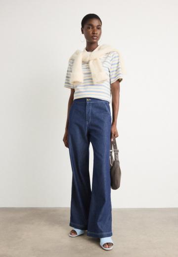 Клешеные джинсы