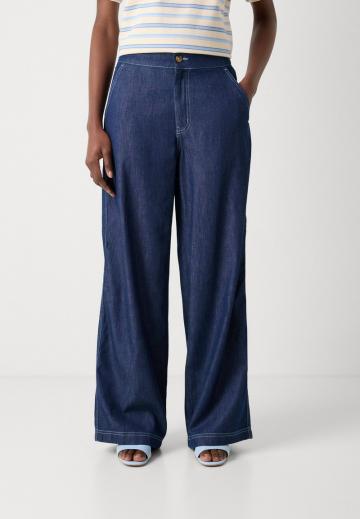 Клешеные джинсы