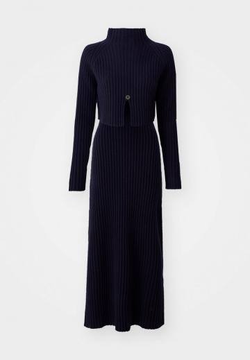 Вязаное платье