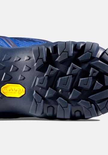 Походные кроссовки