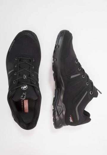 Походные кроссовки