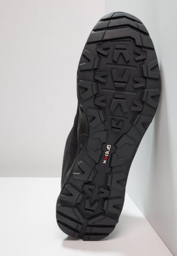 Походные кроссовки