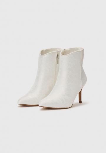 Высокие сапоги