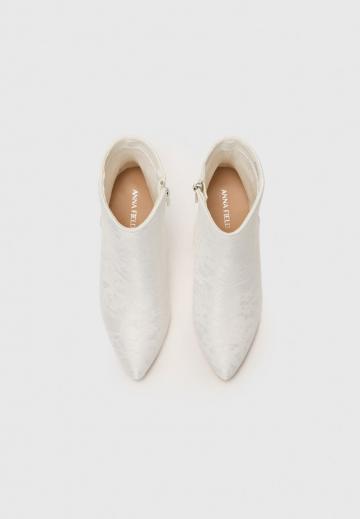 Высокие сапоги