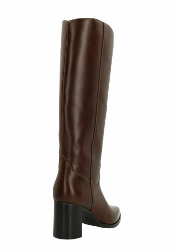 Высокие сапоги