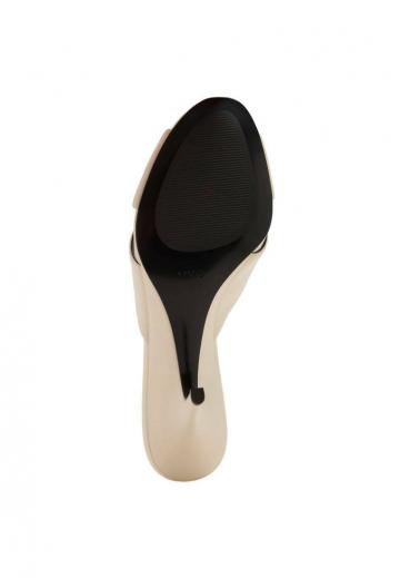 Босоножки на каблуке